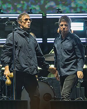 Liam Gallagher a Noel Gallagher z kapely Oasis b�hem �25 World Tour� na Marvel...