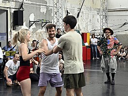 Herci a principál Cirku La Putyka Rostislav Novák (vpravo) p�i zkou�ce na �eský...