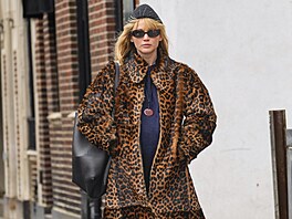 Hollywoodská here�ka Jennifer Lawrenceová v leopardím kabátu.