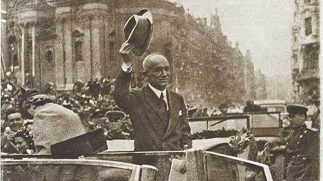 Edvard Bene� s chotí Hanou a dal�ími �leny doprovodu projí�dí 16. kv�tna 1945...