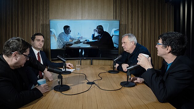Koment�to�i a Tom� Pojar p�i nat��en� podcastu Sta�� b�l� mu�i.