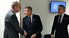 Zleva n�mecký kanclé� Friedrich Merz, �eský premiér Andrej Babi� a nizozemský...