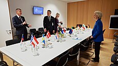 Premiér Andrej Babi� (vlevo), nizozemský premiér Dick Schoof a p�edsedkyn�...