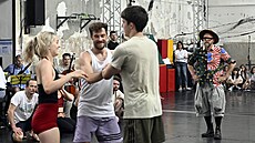 Herci a principál Cirku La Putyka Rostislav Novák (vpravo) p�i zkou�ce na �eský...