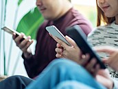 Mladí lidé s mobilem - ilustra�ní snímek.