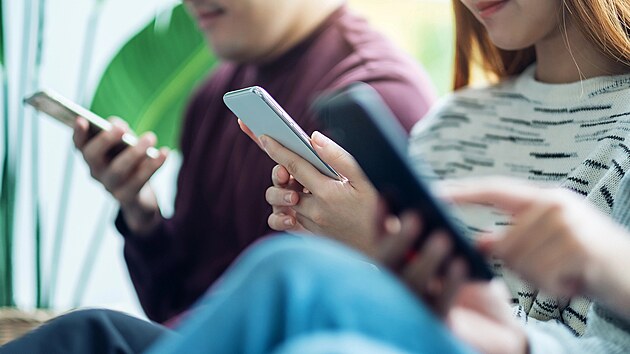 Mladí lidé s mobilem - ilustra�ní snímek.