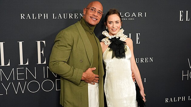 Dwayne Johnson a Emily Blunt na oslav� Elle Women in Hollywood v hotelu Four Seasons v Beverly Hills.