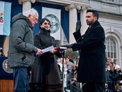 Starosta New Yorku Zohran Mamdani (vpravo), americký senátor Bernie Sanders a...