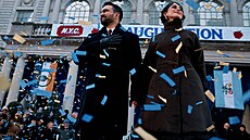 Starosta Zohran Mamdani se svou man�elkou Ramou Duwajiovou b�hem inaugura�ního...