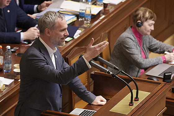 St�ede�ní sn�movní jednání o d�v��e vlád�. Na snímku je �éf Pirát� Zden�k H�ib,...