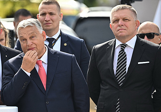 Ma�arský premiér Viktor Orbán (vlevo) a slovenský premiér Robert Fico.
