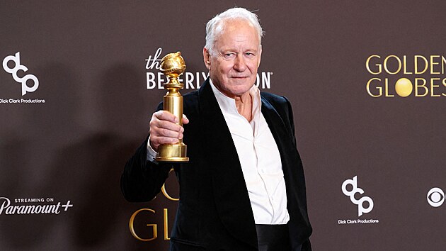 Stellan Skarsgard, v�t�z ceny za nejlep�� mu�sk� hereck� v�kon ve vedlej�� roli ve filmu Citov� hodnota (Sentimental Value), na p�ed�v�n� Zlat�ch gl�b�. (11. ledna 2026)