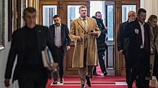 Filip Turek (uprost�ed) odchází ze sch�ze koali�ní rady, na  ní� Motoristé...