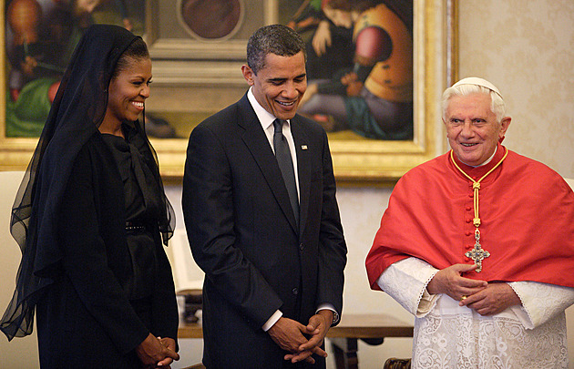 Elegance i osobitost. Eva Pavlová u papeže zazářila. Jak to zvládly první dámy před ní?