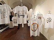 Na od�vech bez t�la, které by je vypl�ovalo, je v�dycky n�co tísnivého. Jako...