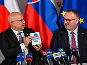 Slovenský ministr dopravy a výstavby Jozef Rá� ml. (vlevo) a �eský ministr...