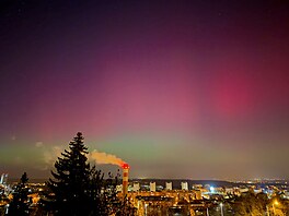 Polární zá�e z pohledu od Úst�ední vojenské nemocnice v Praze, 19. ledna 2026.