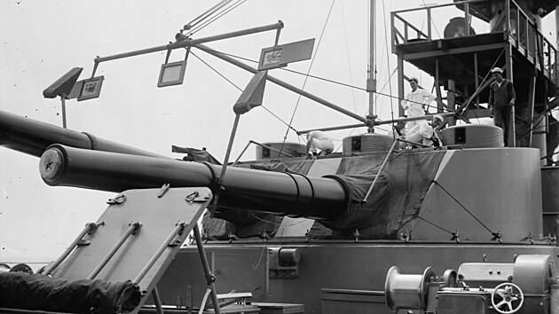 Americká bitevní lo� USS Seattle. (mezi lety 1910-1915)