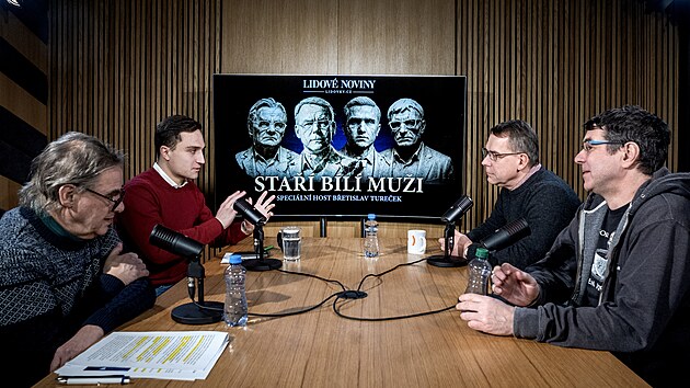 Zbyn�k Petr��ek, �t�p�n Hobza, speci�ln� host B�etislav Ture�ek a Marek Hudema v podcastu Sta�� b�l� mu�i diskutovali o d�n� v �r�nu.
