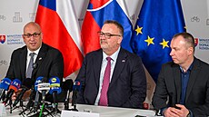 Slovenský ministr dopravy a výstavby Jozef Rá� ml., �eský ministr dopravy Ivan...