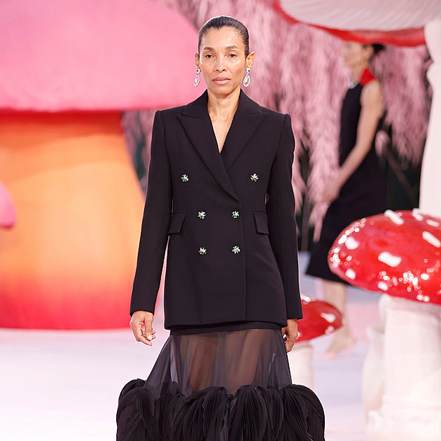 Osmdesátiletá babička a matka sedmi dětí jako módní hvězdy. Stáří je dobrá věc, vzkazují návrháři