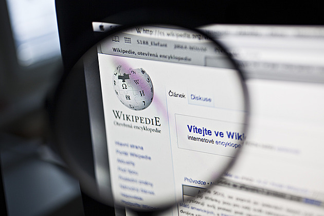 Vznikla náhodou, nyní slaví 25 let. Přežije Wikipedie konflikty autorů a nápor AI?