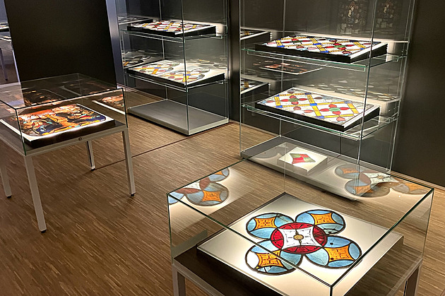 Vitraje ze svatobartolomějského kostela. Jak do středověkých paláců a chrámů proniklo „nové světlo“