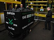 Slavnostní vyvezení posledního vozíku �erného uhlí. D�l �SM - Sever, Stonava,...