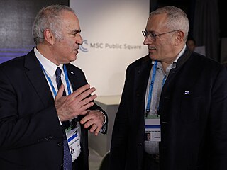 Ru�tí opozi�níci Garri Kasparov (vlevo) a Michail Chodorkovskij si povídají...