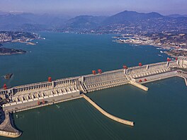 �ínská elektrárna T�i sout�sky.