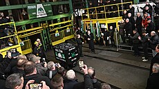 Slavnostní vyvezení posledního vozíku �erného uhlí. D�l �SM - Sever, Stonava,...