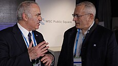 Ru�tí opozi�níci Garri Kasparov (vlevo) a Michail Chodorkovskij si povídají...