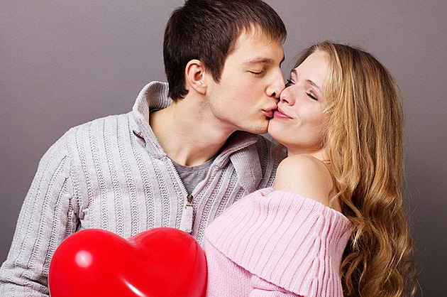 Jak ‚přežít‘ Valentýna? Bonboniéru koupíte kdykoliv, s kytkou raději neotálejte