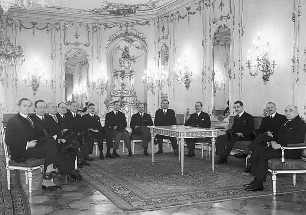 Turbulentní epocha české aristokracie. Nová kniha prozrazuje osudy šlechty za první republiky