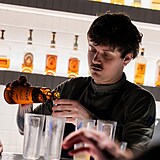 Ve�er pln� chut�, v�n� a hudby