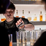 Ve�er pln� chut�, v�n� a hudby