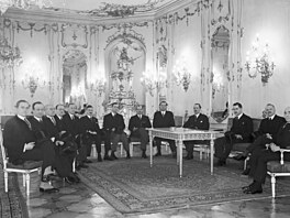 Zástupci �eské �lechty deklarují v�rnost �eskoslovensku u prezidenta Háchy.