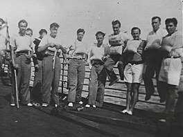 Zatím v�ichni, zatím �iví. Snímek skupiny �s. voják� z 21. ledna 1941 na palub�...