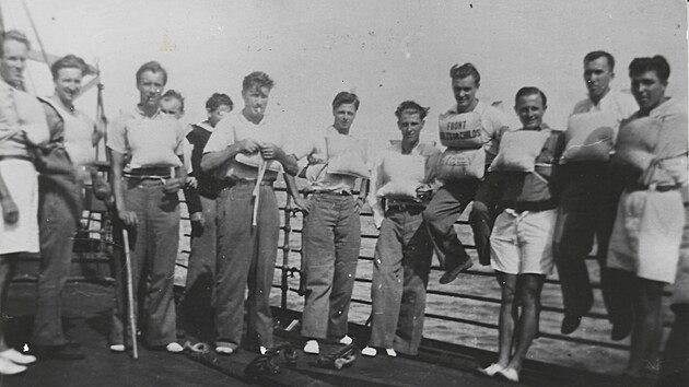 Zatím v�ichni, zatím �iví. Snímek skupiny �s. voják� z 21. ledna 1941 na palub�...