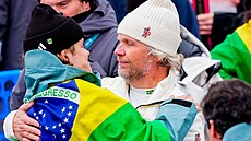 Lucas Pinheiro Braathen slaví se svým otcem Bjørnem zisk olympijského...