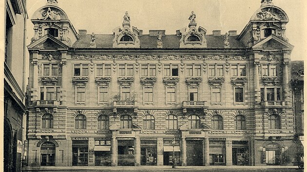 Noblesn� Fantova stavba. Pal�c podnikatele a filantropa Bohumila Bondyho v pra�sk� ulici Na Po���� je�t� p�ed p�estavbou horn� partie ve 20. letech 20. stolet�.