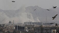 Kou� stoupá po explozi poté, co Izrael a Spojené státy provedly údery v...