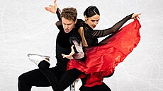 Americký krasobrusla�ský pár Madison Chocková a Evan Bates b�hem sout�e ve...