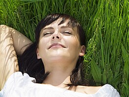 �ena odpo�ívá v tráv� (ilustra�ní foto)