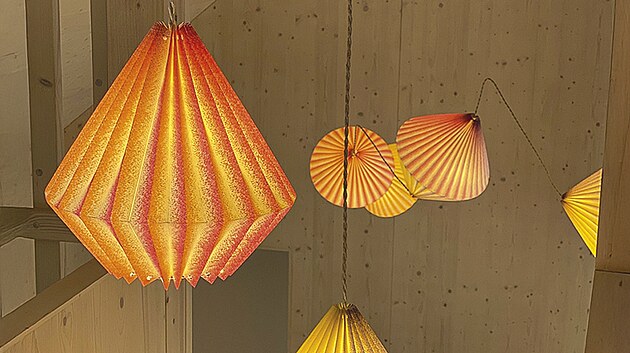 P�i pr�ci pou��v� vlastn� 3D ti�t�n� n�stroje, kter� navrhuje podle pot�eb kolekc�. Sv�m v�robk�m ��k� �high-tech origami�. Lampy ze slupek pomeran�� Floralis dr�� pohromad� jen pap�rov� konstrukce.