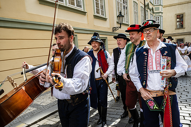 Sněmovna v krojích je sympatický bizár. Antivlastenecké kroky vlády ale nenapraví