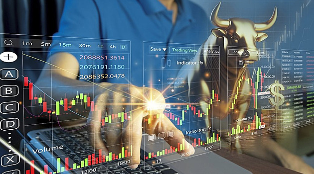 Umělá inteligence táhne akciový trh. Ten zatím vzdoruje inflaci, clům i gravitaci