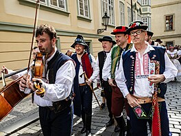 Poslanci se na úterní jednání oblékli do tradi�ních kroj� z r�zných �ástí...