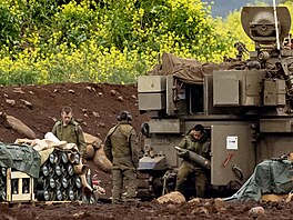 Izrael�tí vojáci nabíjejí granáty do samohybného d�lost�eleckého systému, který...