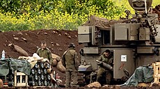 Izrael�tí vojáci nabíjejí granáty do samohybného d�lost�eleckého systému, který...